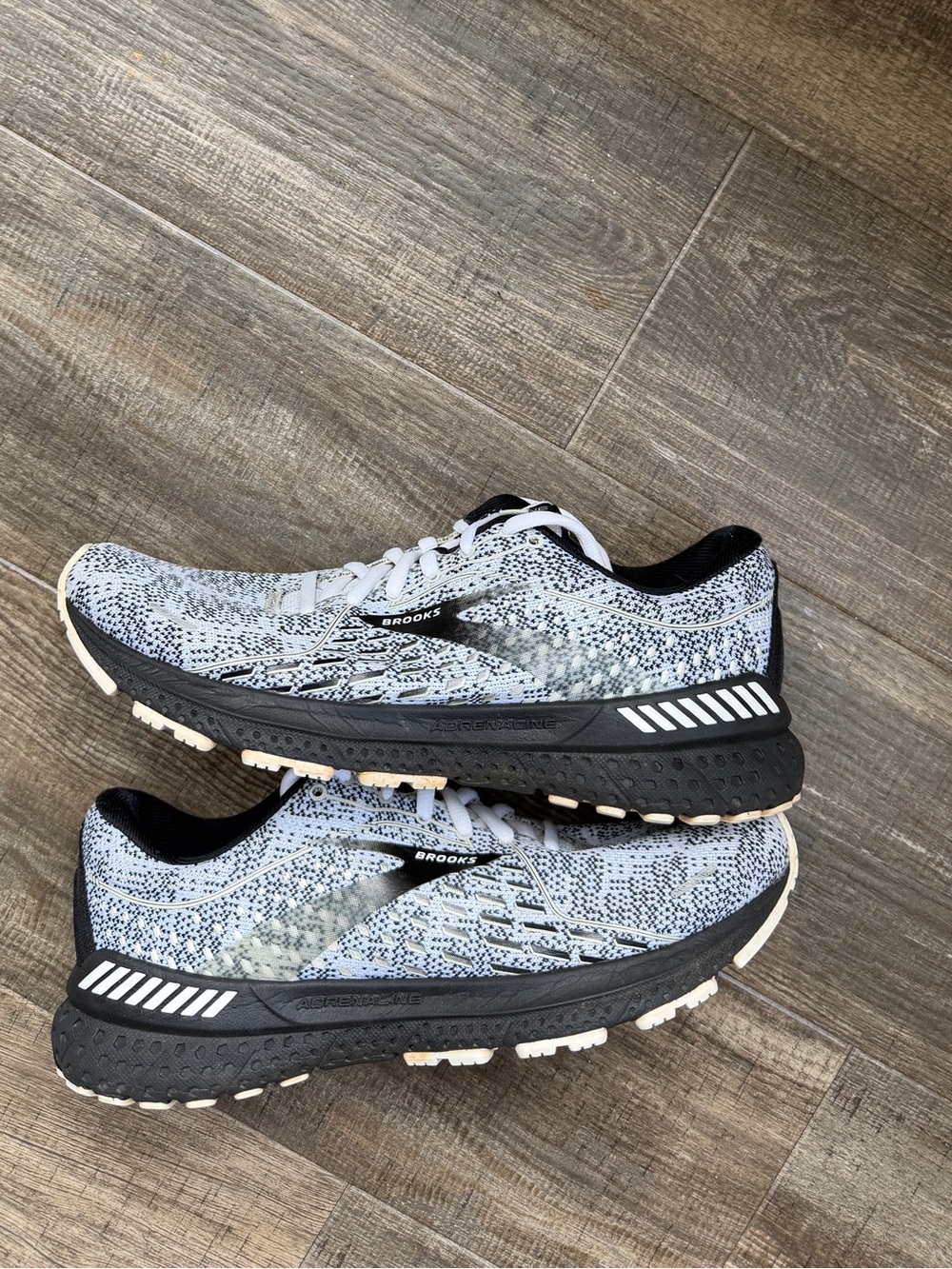 WOMEN'S ADRENALINE GTS 21 BROOKS BLACK WHITE 8.5 B